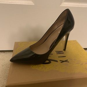 Black pumps